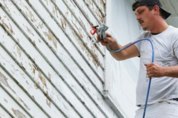 How to Paint Aluminum Siding With a Roller & Sprayer